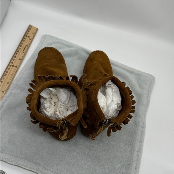 Vintage Moccasin Soft Bottom Ankle Suede Bootie’s With Fringe & Back Zip Closure - Picture 6 of 7